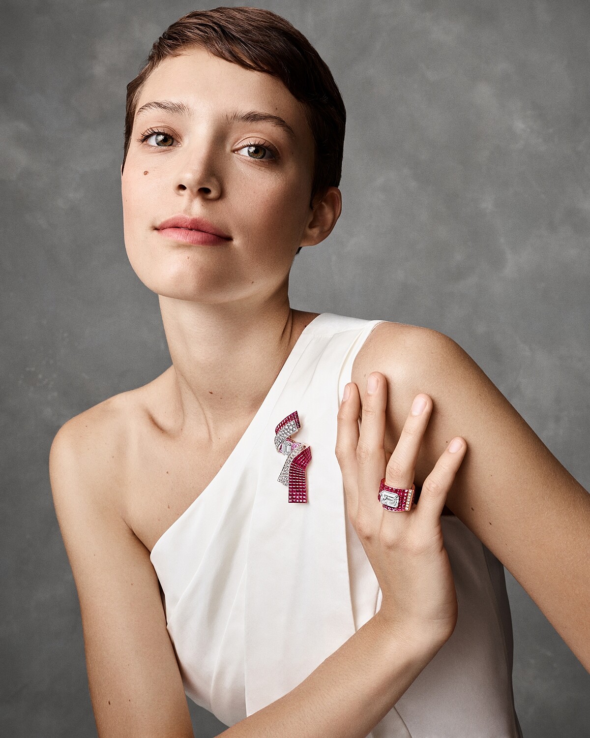 模特兒優雅演繹VCA頂級珠寶