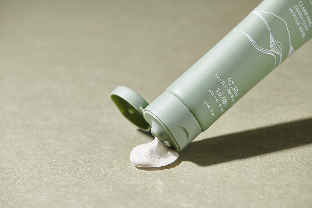 「童顏綠泥」淨膚平衡綠石泥膜慕絲以溫潤的慕絲質地讓清潔後的肌膚滋潤不緊繃。