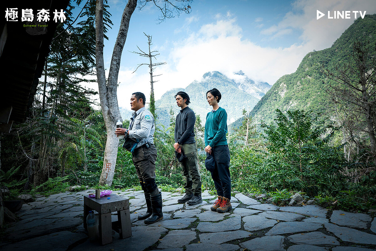 陳柏霖、桂綸鎂在巡山員的帶領下，向祖靈祈福希望旅程一切順利