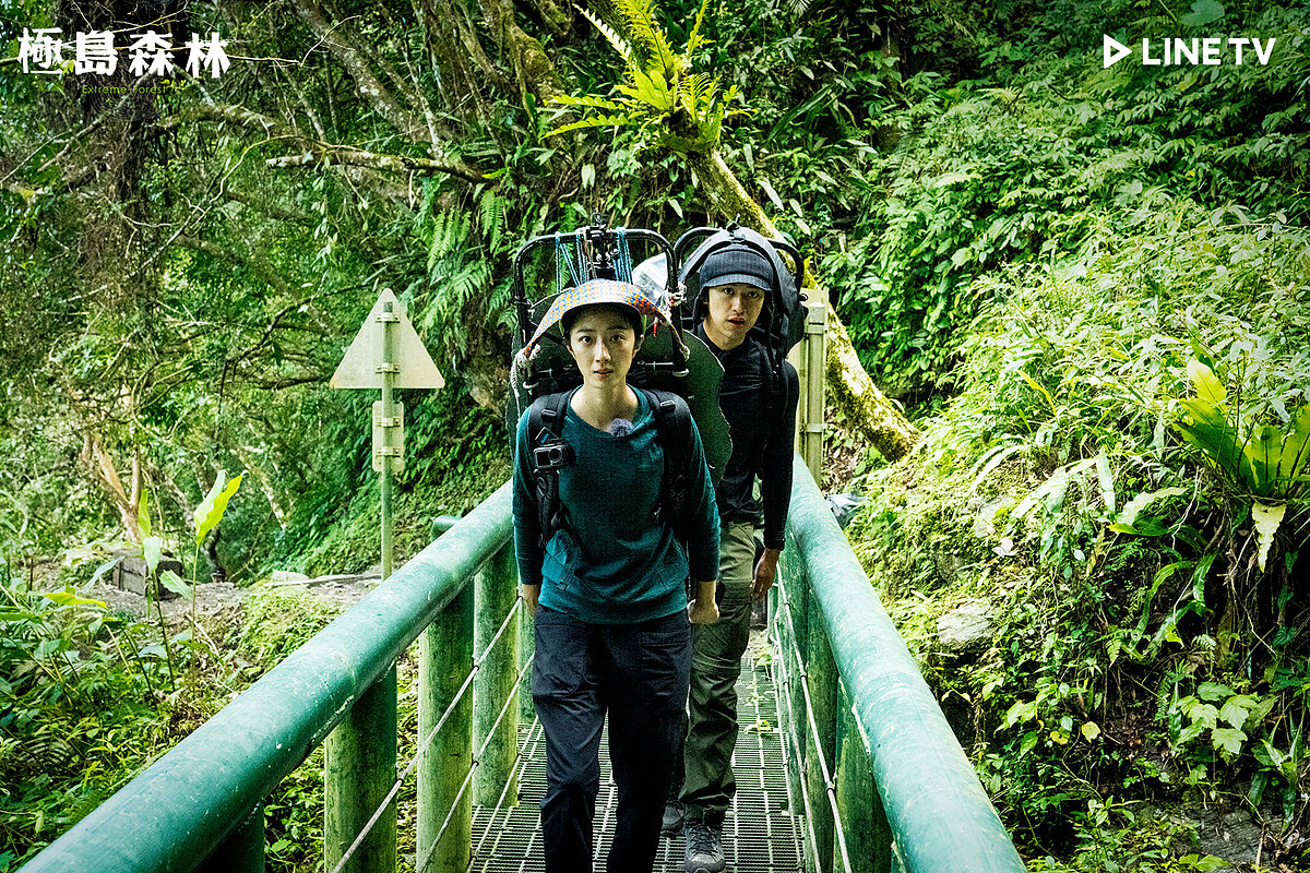 桂綸鎂、陳柏霖兩人背著20公斤的石板