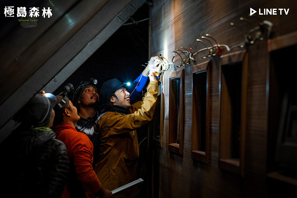 陳柏霖協助裝上燈泡