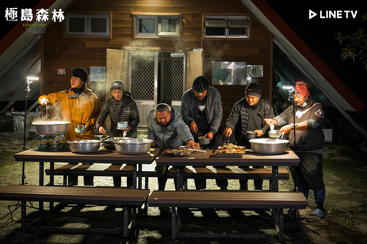 與山地嚮導們一起完成晚餐並且一起享用