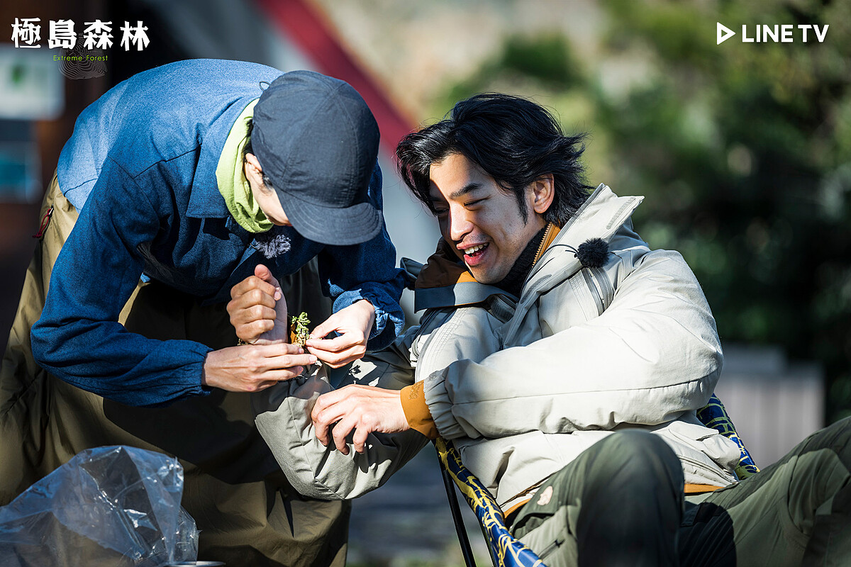 桂綸鎂幫陳柏霖戴上自己準備的小禮物，親手用植物編成的手環
