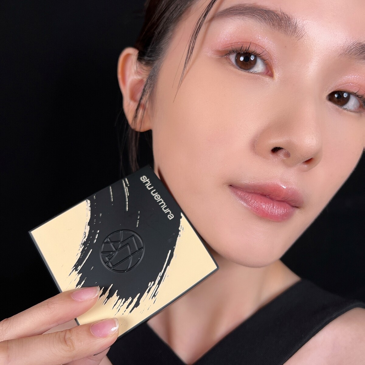 SHU UEMURA植村秀無極限保濕柔霧粉餅妝容示範。