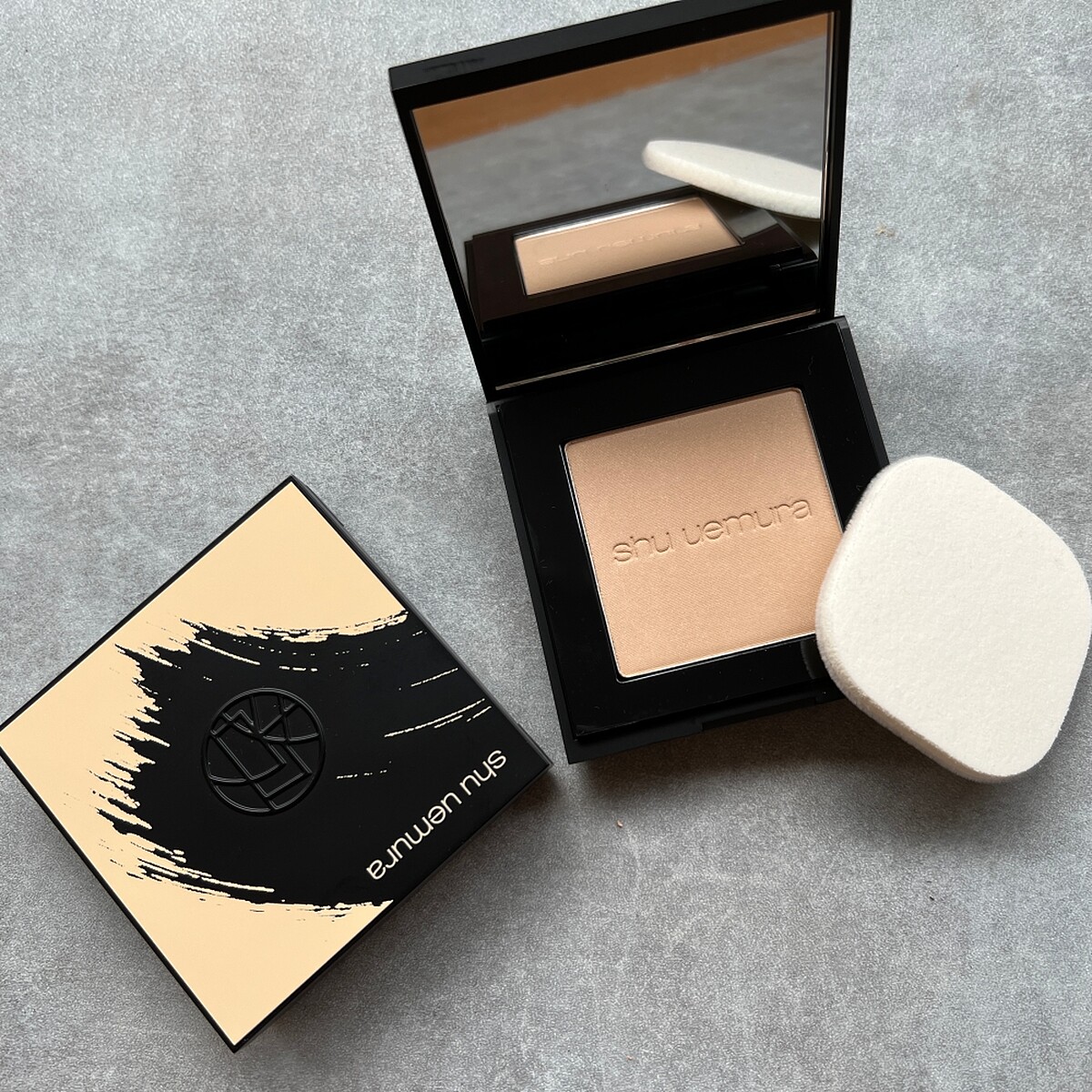 SHU UEMURA無極限保濕柔霧粉餅(共8色)NT1,550、無極限粉餅盒(裸膚)NT350、無極限粉撲NT150。