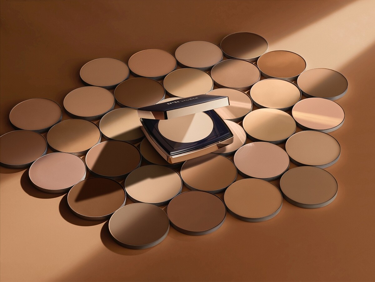 雅詩蘭黛粉持久輕透控油粉餅SPF10情境圖。