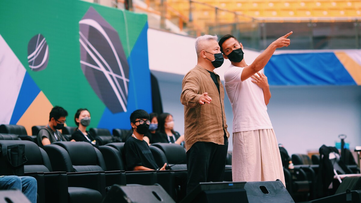 藝術總監李小平(左)總導演張逸軍(右)，針對演出結構進行意見交換