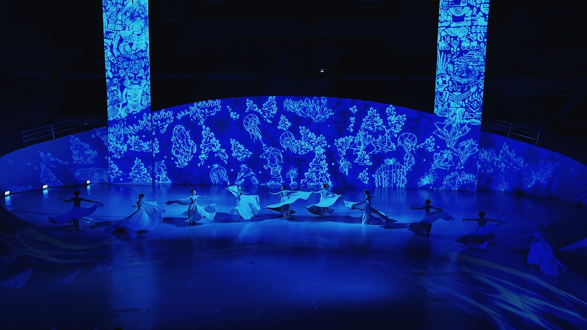 化仁國中舞蹈班成員於精靈幻獸地坪投影間舞蹈