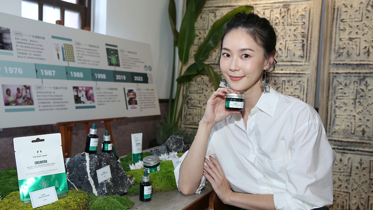 B型企業The Body Shop攜手 演藝圈知性御姊 鍾瑶 ，展現雪絨花「遇強 更韌」美力，分享「雪絨花活顏素」養出健康光澤肌攻略