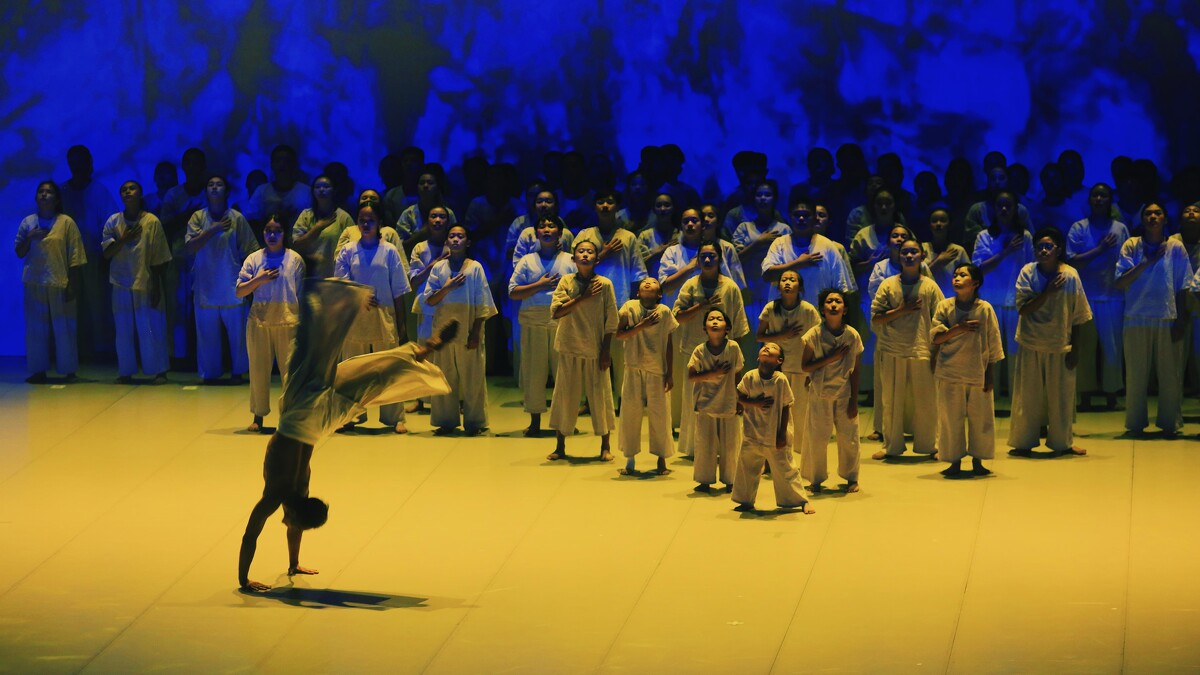 以古謠歌頌，及孩童、少年、青年的大集合，象徵族群的團結