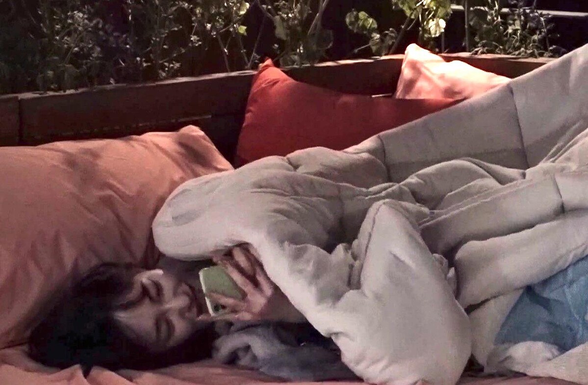 露台時，怡賢看的手機看來是淡綠色