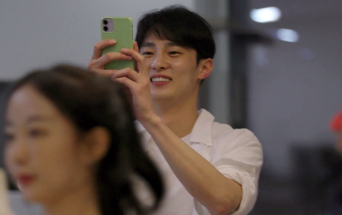 元彬用的是淡綠色手機殼