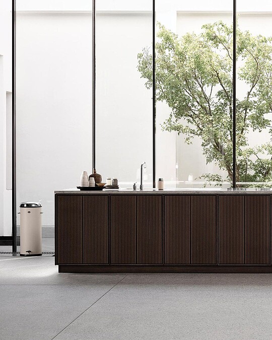 大地色系能使空間保有溫度、提升明亮。