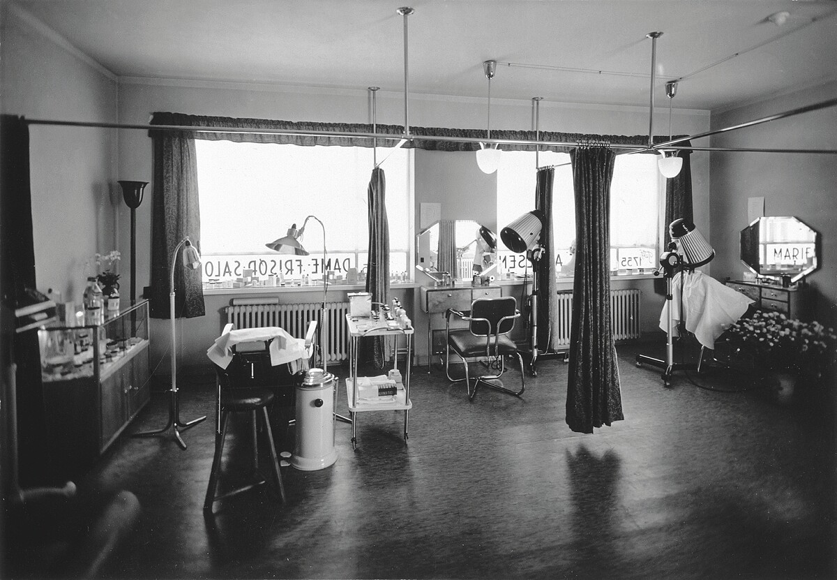 創辦人 Holger Nielsen，為髮廊工作的妻子 Marie，打造無需手動的腳踏式垃圾筒 Vipp Bin。