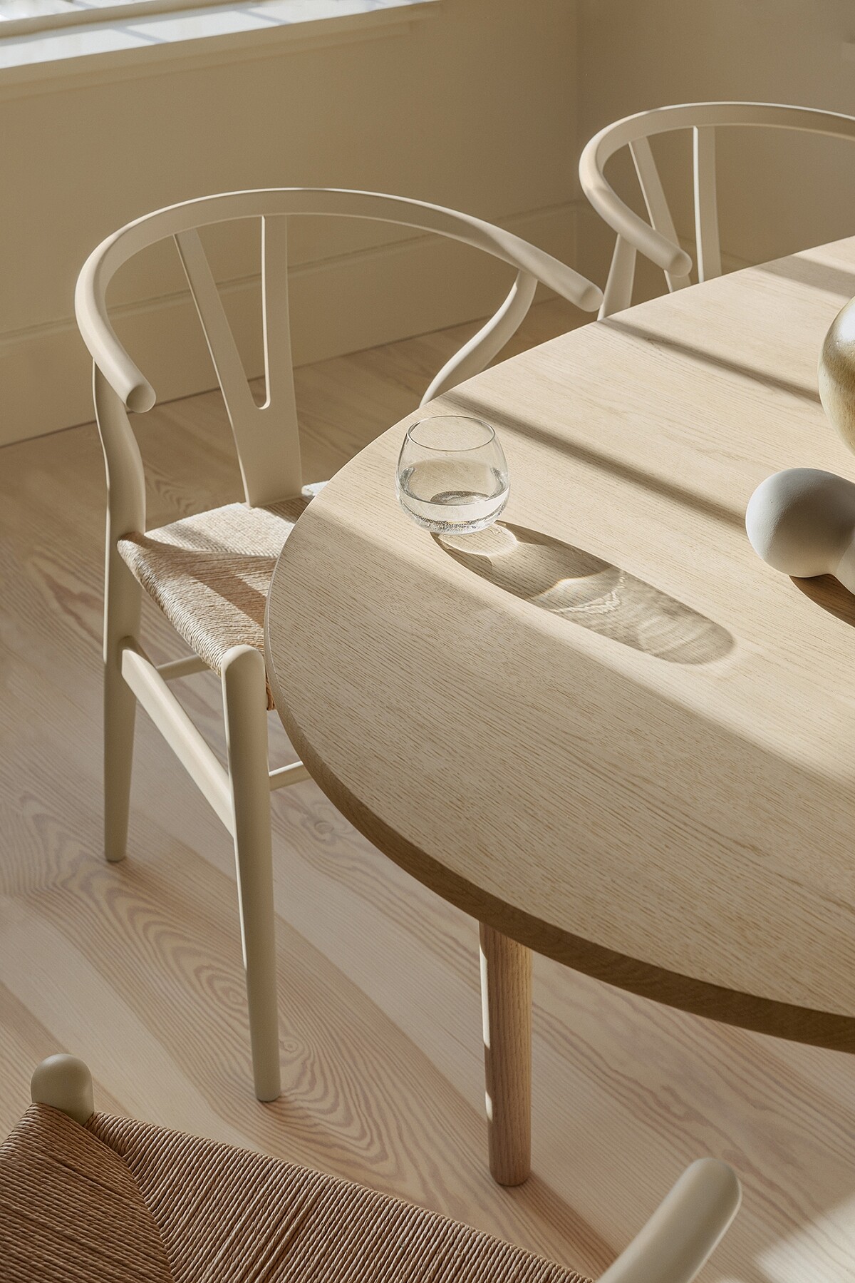 Y-Chair 亞麻米色款。