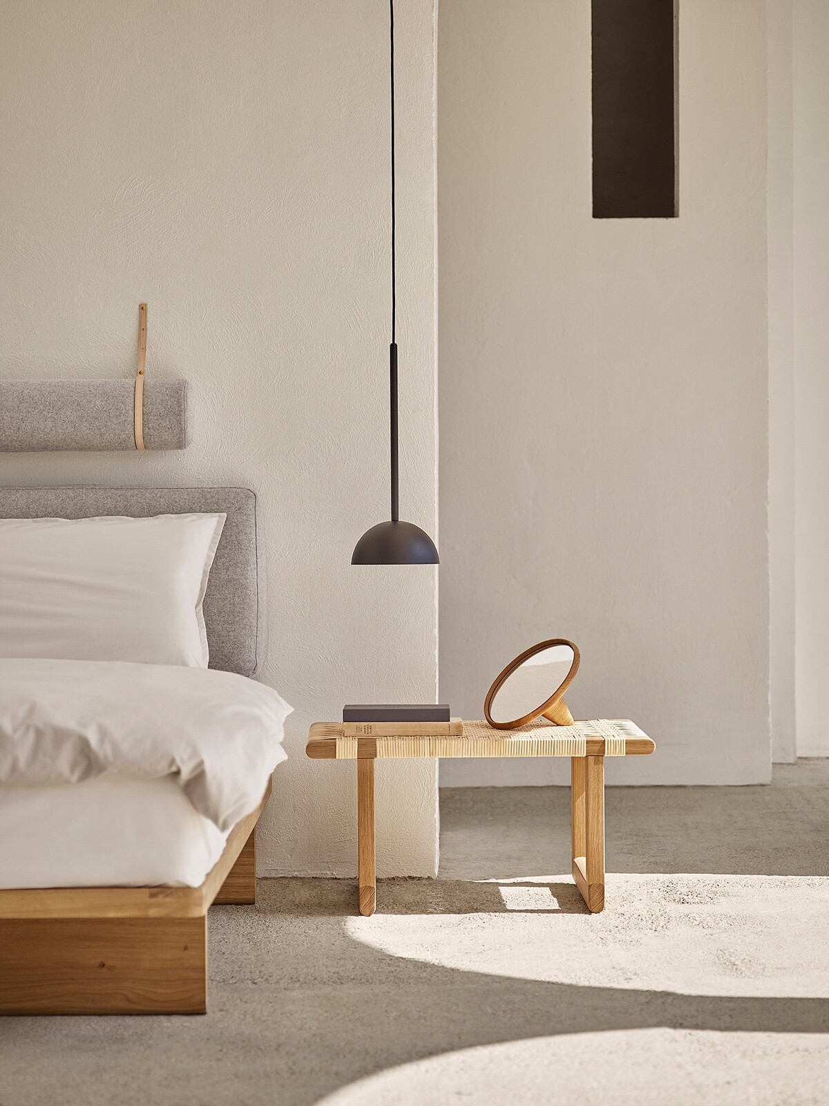 以雙層藤編交錯編織成桌面。