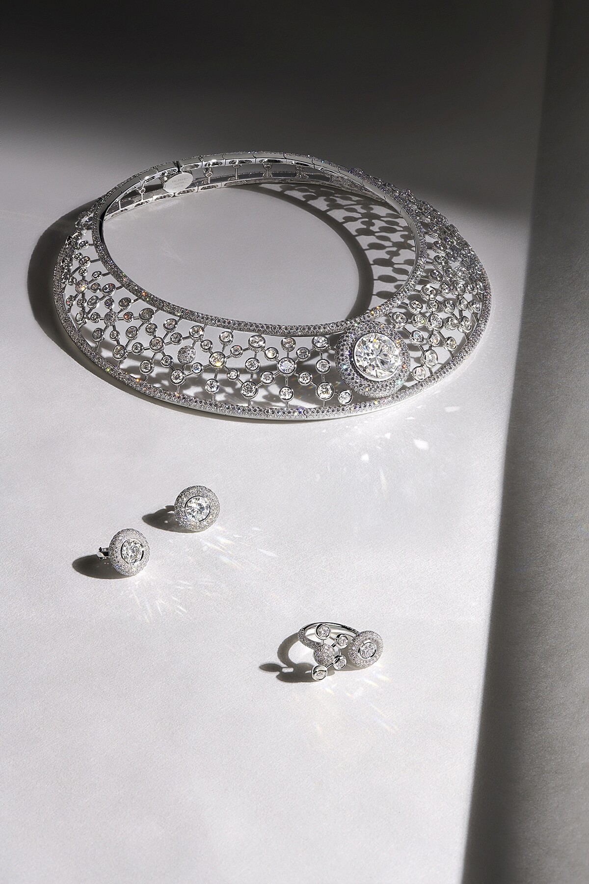 De Beers高級珠寶《The Alchemist of Light》