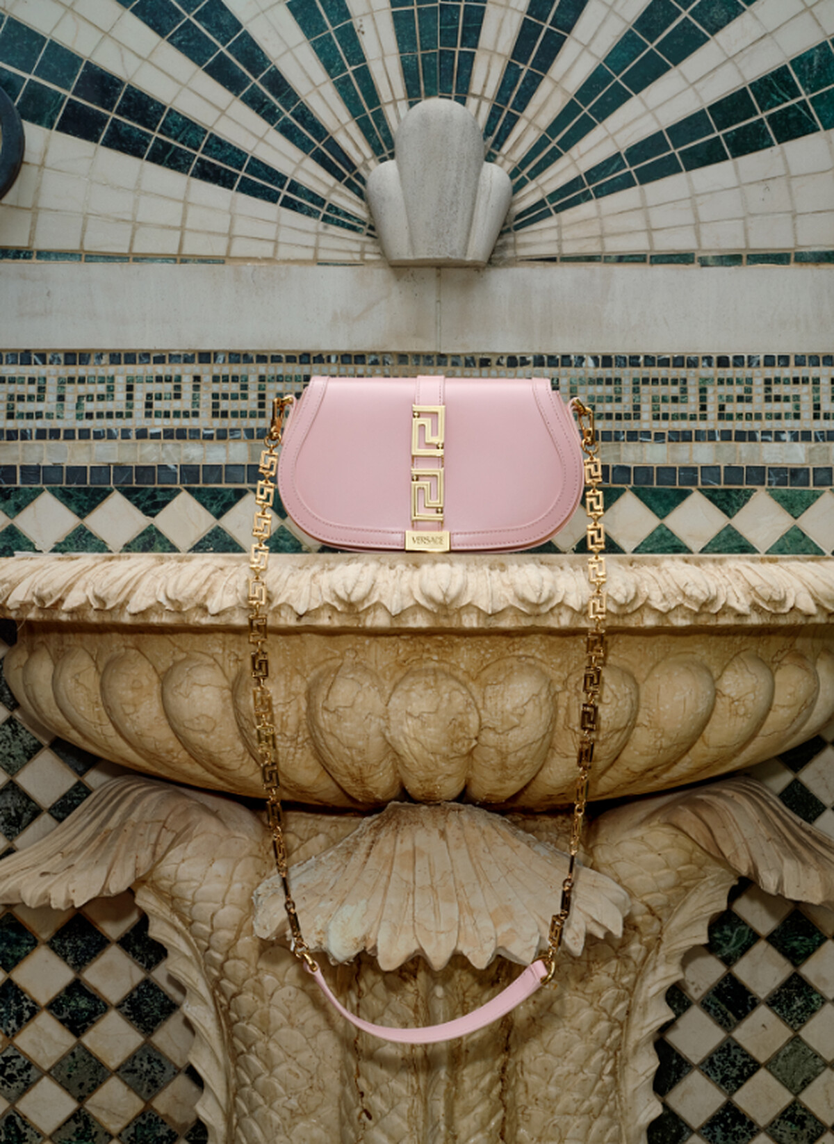 Versace Greca Goddess 迷宮女神肩背包 (亞太區限定桃花粉色款)，價格店洽。