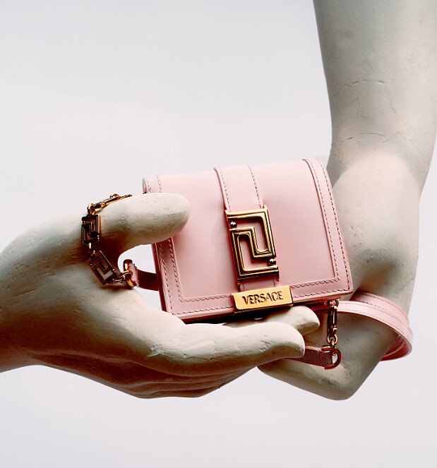 Versace Greca Goddess 迷宮女神鍊條錢包 (亞太區限定桃花粉色款)，價格店洽。