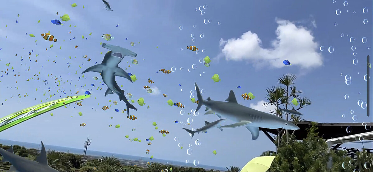 每隔10-15分鐘就會開演的「5G AR王者天空秀」，澎湃奔騰出的各種鮮豔熱帶魚、鯊魚等保證讓你嘆為觀止，清水服務區也會貼心標註哪些場域最適合觀賞喔！ 