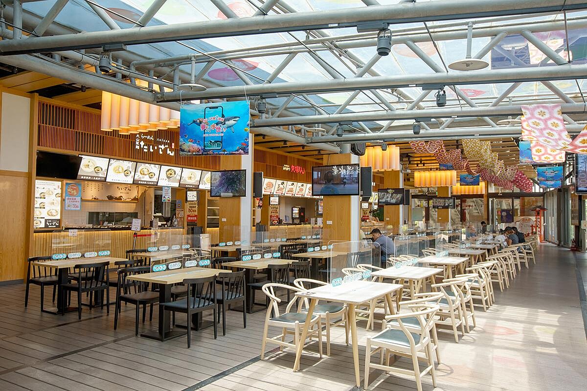 灑落自然日光的用餐區，運用日式元素及木製佈置點綴，讓空間看起來寬敞又舒適，用餐完畢還能到一旁開放露臺登高望遠徹底放鬆，宛如來到精品百貨公司美食區。