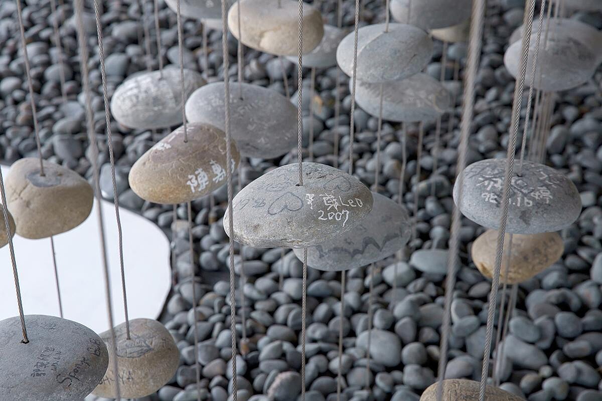 每顆鵝卵石上都有著當年居民寫畫在上的文字與圖騰符號，一顆顆欣賞更有種饒富趣味的在地人文精神的呈現。