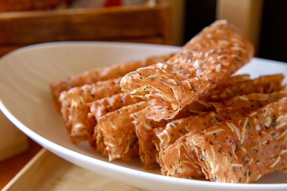 輕薄切片的爽脆肉乾，佐以杏仁與芝麻點綴風味，細膩豐厚層次感，別的肉乾真心完全比不上啊！