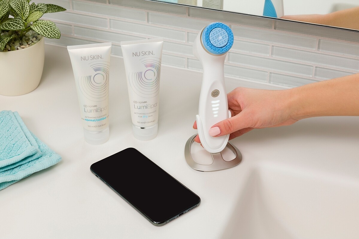 Nu Skin LumiSpa iO智慧雙效潔顏機情境照。