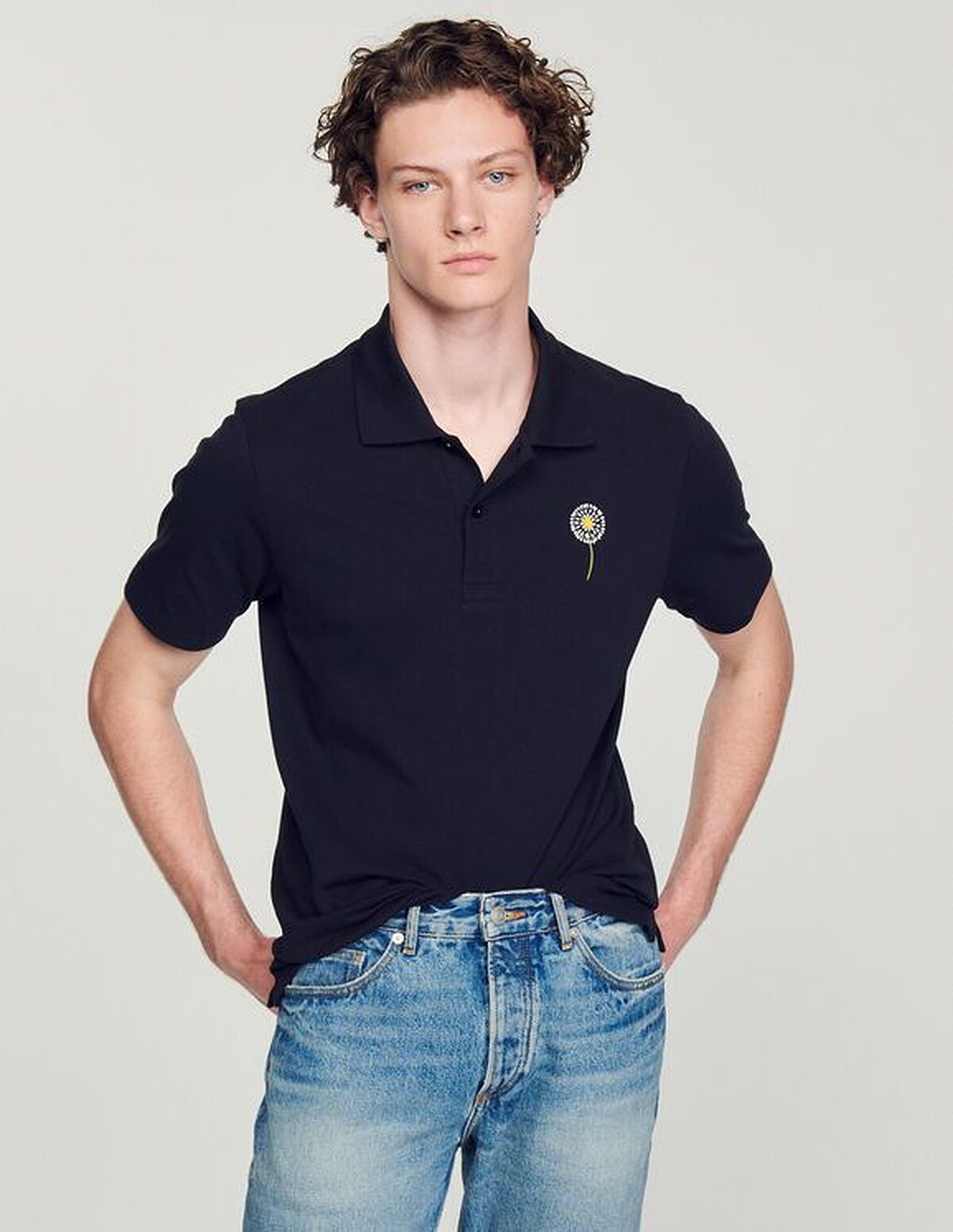 SANDRO HOMME 深藍色蒲公英 Polo 衫，NT5,290。