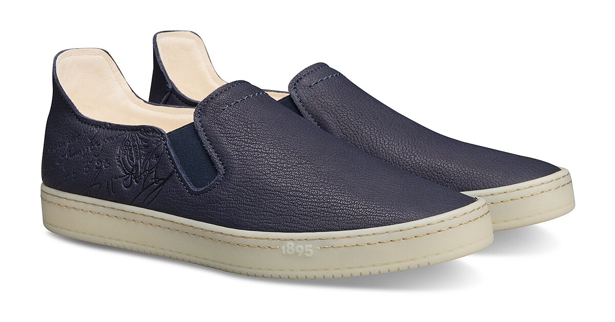 Berluti Eden Scritto 海軍藍皮革休閒鞋履，NT34,500。