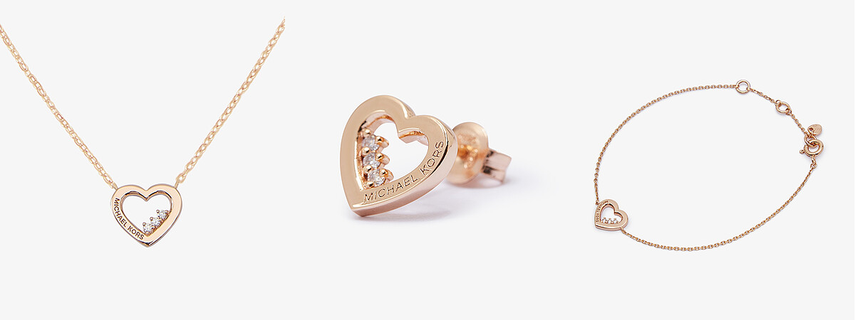 玫瑰金心型項鍊，NT8,000、玫瑰金心型耳環，NT8,000、玫瑰金心型手鍊，NT8,000。