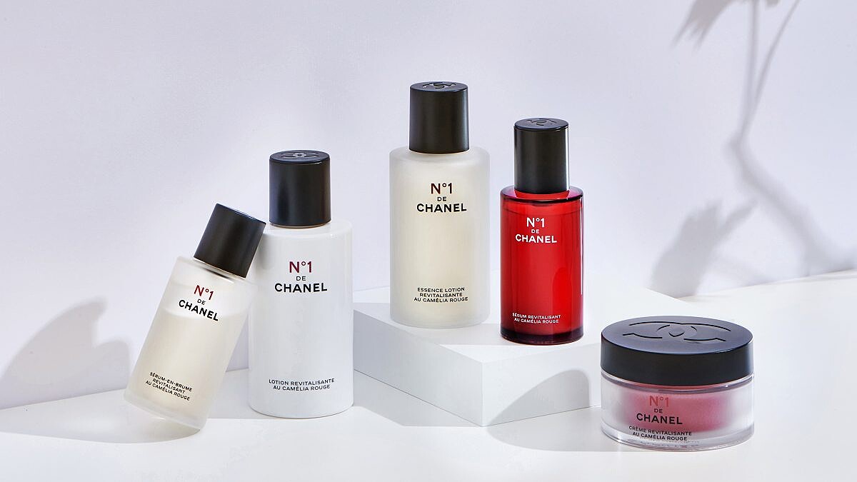 把生活變成喜歡樣子～香奈兒1號紅色山茶花保養日常！全新活能修護露、活能身體噴霧，每天為自己帶來年輕肌膚與舒心正能量！