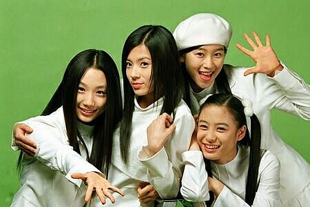 徐玄振 (戴白帽者) MILK女團出道 Photo/ SM