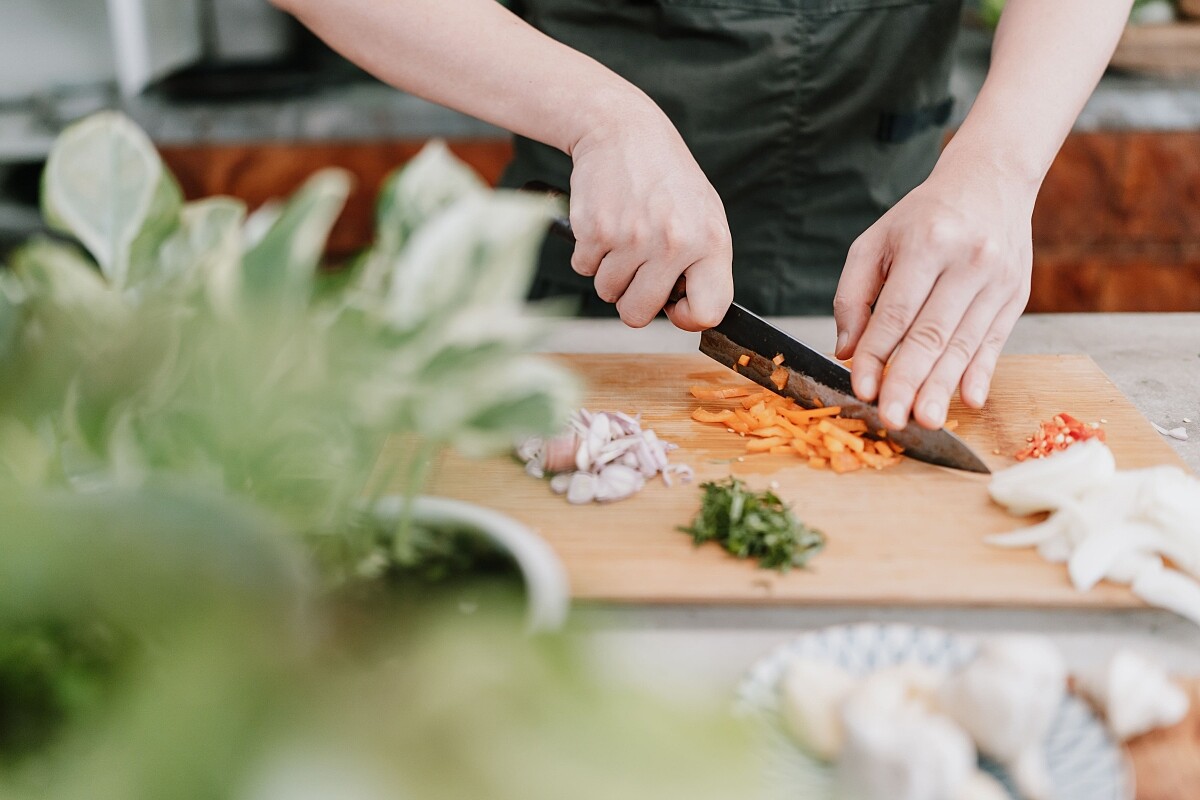 索艾克化身廚藝家教，提供精準量化的食譜配方，清楚呈現菜色製作過程。（攝影師：KRIS KANG）
