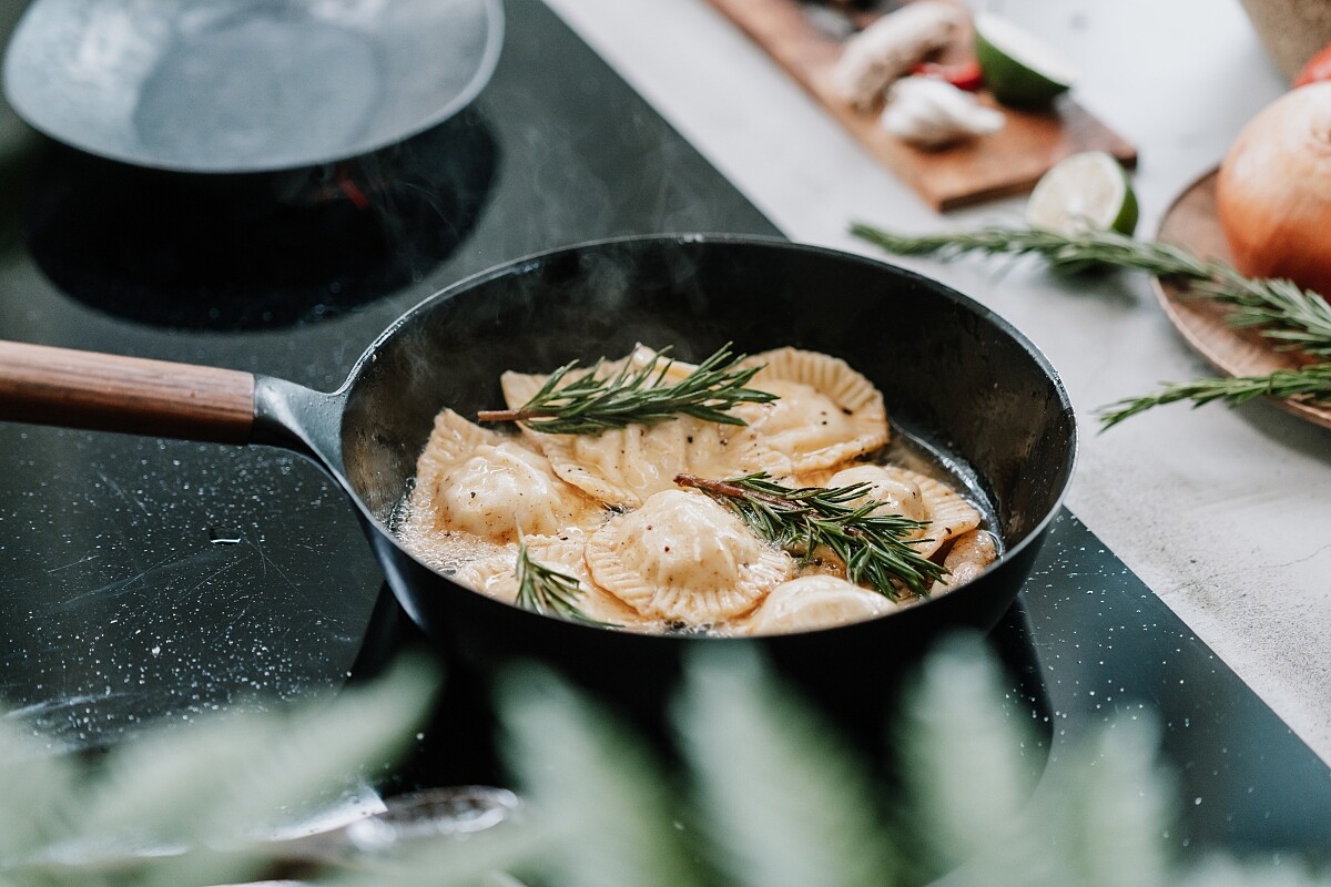 索艾克期望透過完整仔細的教學步驟，能大幅減輕嚮往料理的新手對於親自下廚的拉扯和壓力。（攝影師：KRIS KANG）