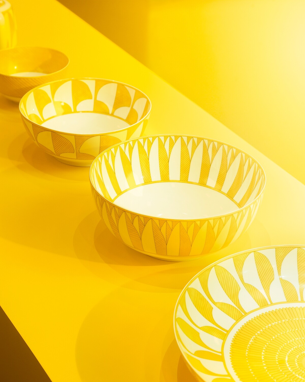 使用黑色線條勾勒出精美的幾何圖案。