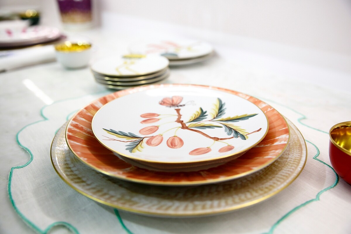 花樂雅堂致力於傳達優雅且實用的餐桌美學，引進了許多歐洲餐瓷系列。