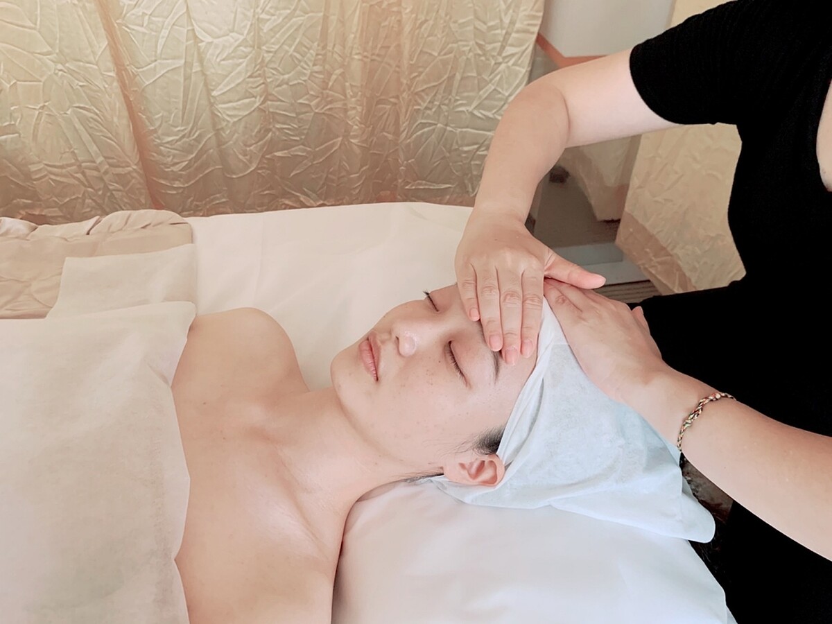 伊麗莎白雅頓艾地苯逆齡奢寵護膚會，精選頂級艾地苯保養系列，搭配紅門專業按摩手法。