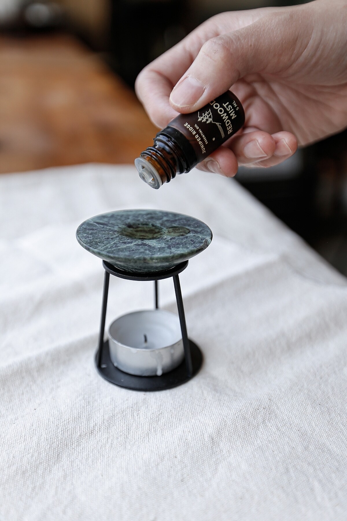 透過具有孔隙會呼吸的玉紋石特色，再以香氛作為媒介，做最好的安排設計。