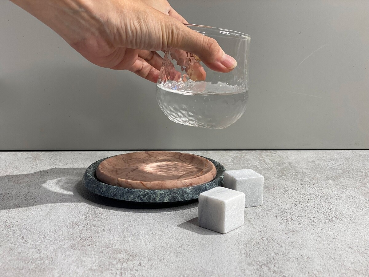 產品以「溪水穿鑿在大理石間,奇石與流水相輝映」為意象。