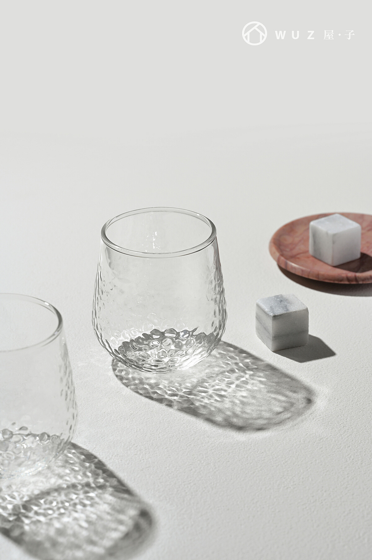 將「石」與「水」以錘紋玻璃杯及大理石盤作為搭配。