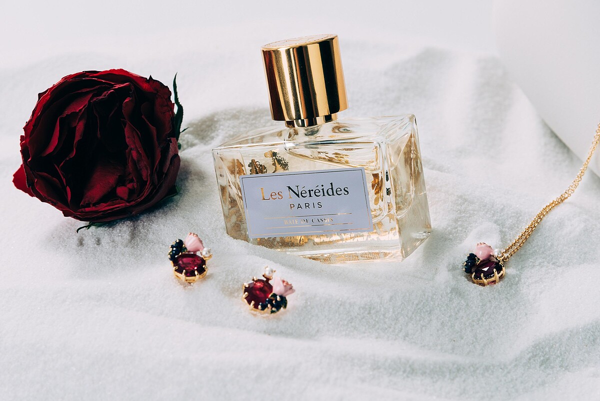 BAIE DE CASSIS 卡西斯灣淡香精及系列飾品，前調:黑醋栗花苞、中調:玫瑰、基調:香根草。
