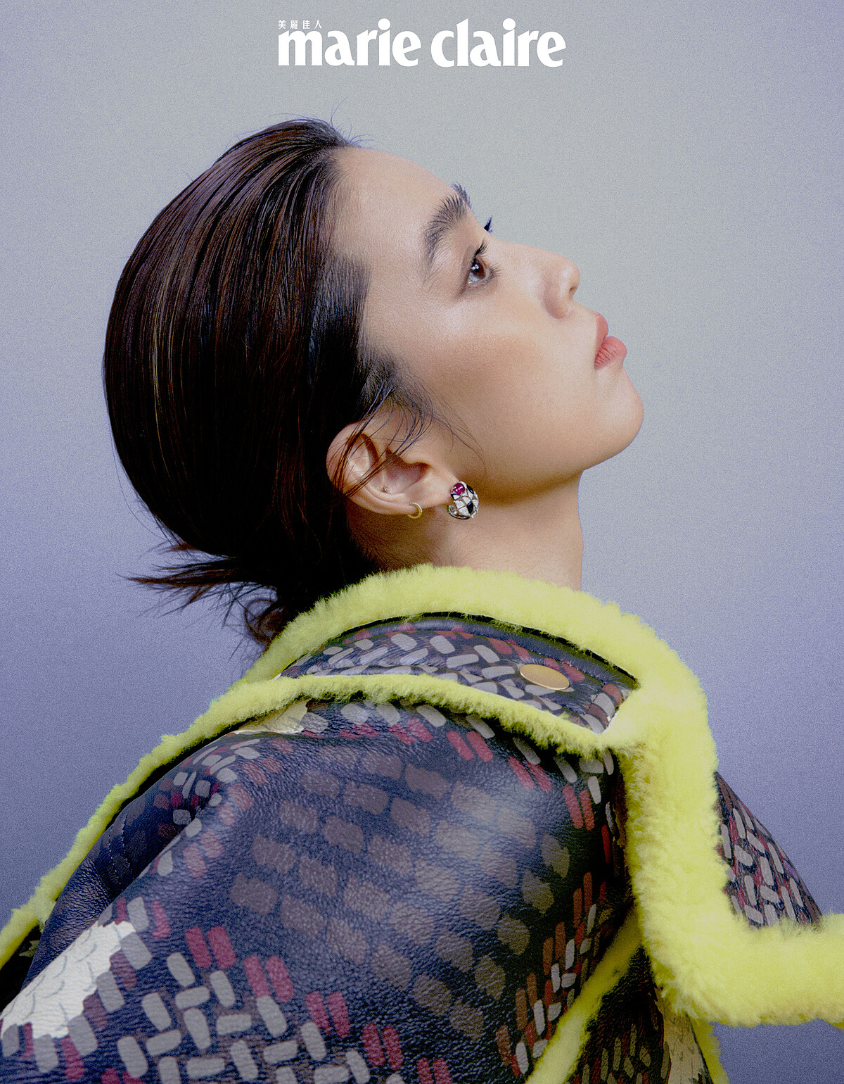 螢光黃羔羊毛緄邊彩色圖紋斗蓬式大衣、T恤、皮革長裙、黑色短靴,all by Coach。 Beautés du Monde 系列 Aporia 耳環,白K金鑲嵌紅碧璽、縞瑪瑙與鑽石、Beautés du Monde 系列 Aporia 戒指,白K金鑲嵌紅碧璽、縞瑪瑙與鑽石、Beautés du Monde 系列 Stria 戒指,白K金鑲嵌紅碧璽、縞瑪瑙與鑽石,all by Cartier。