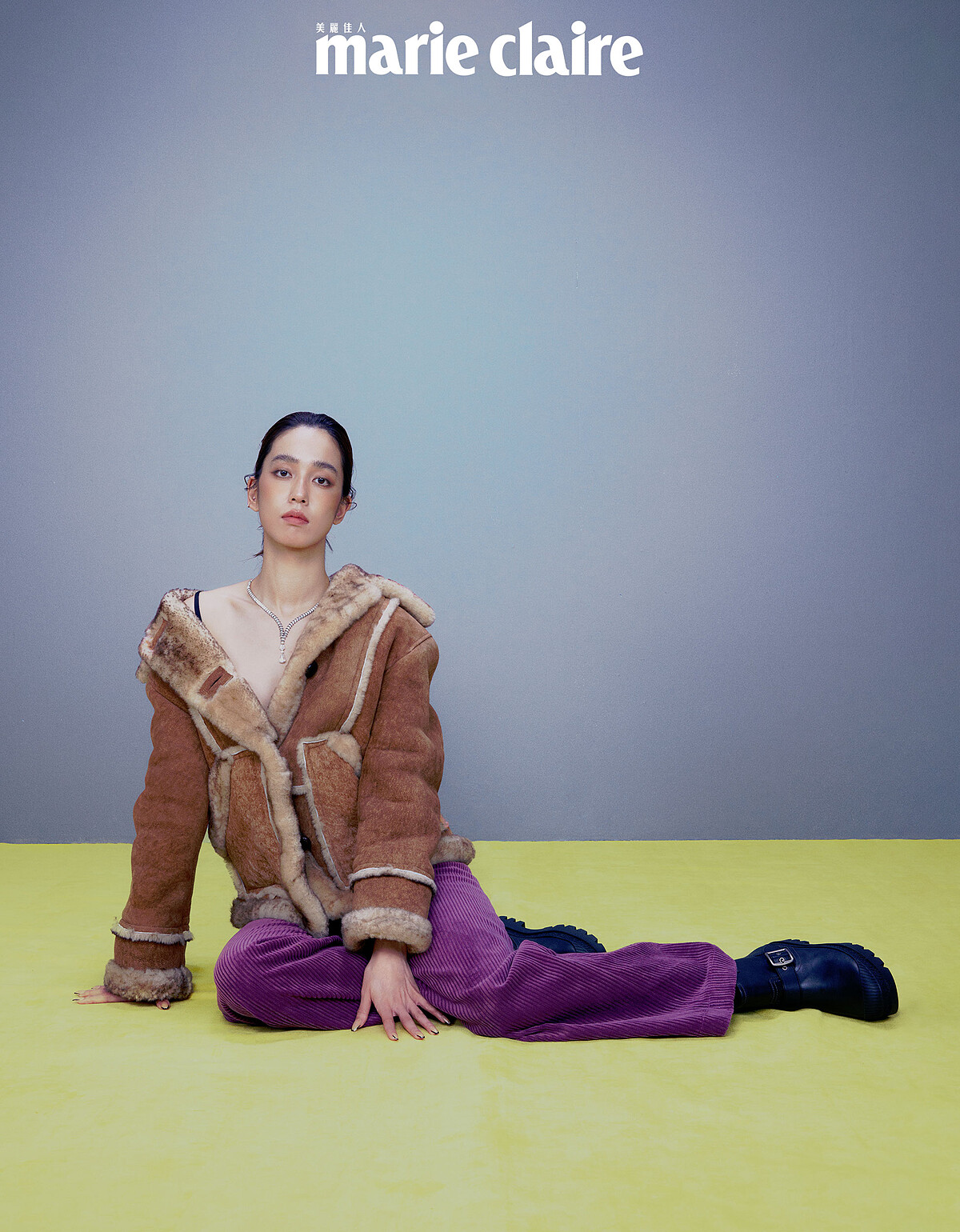 黑色胸衣、咖啡色羔羊皮革外套、紫色燈芯絨長褲、黑色短靴,all by Coach。 白K金鑲嵌2顆共重7.05克拉的DIF級階梯式切割鑽石,搭配黑色真漆、長方梯形切割鑽石、公主式切割鑽石及圓形明亮式切割鑽石項鍊、Beautés du Monde 系列 Aporia 戒指,白K金鑲嵌紅碧璽、縞瑪瑙與鑽石,all by Cartier。