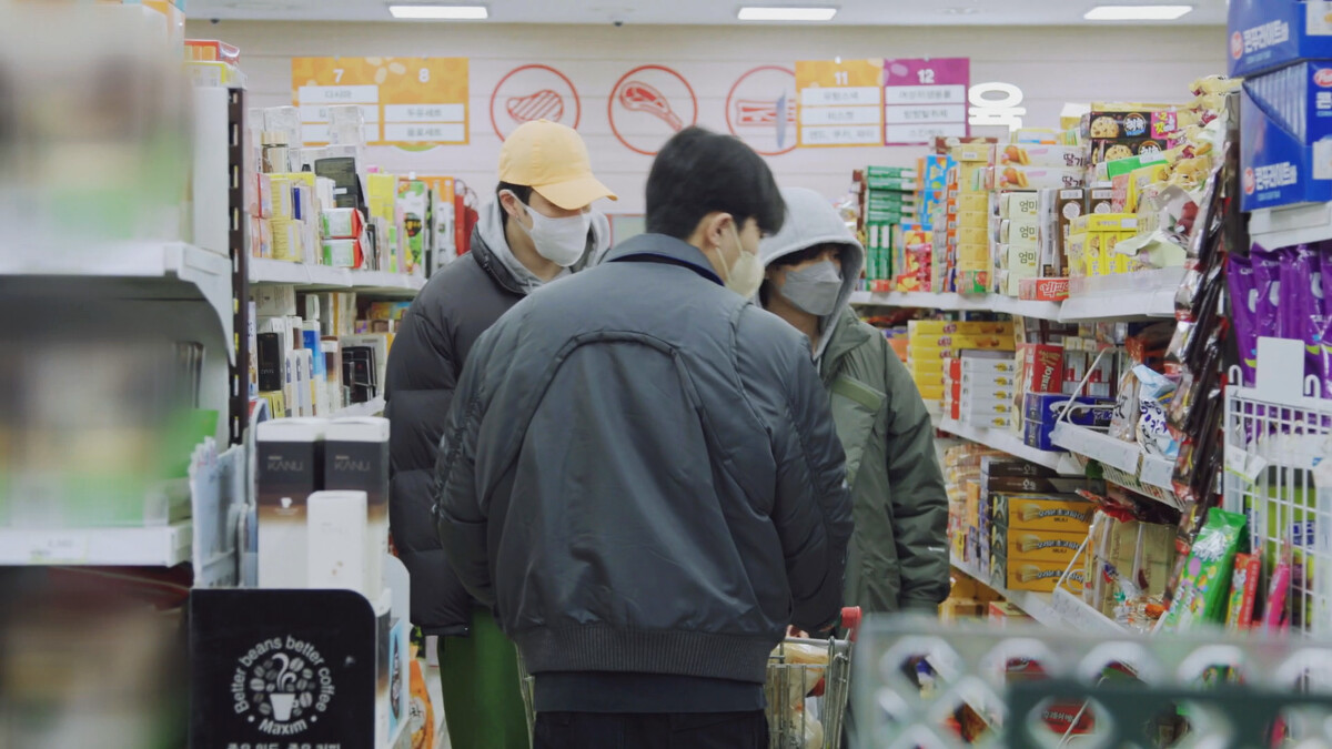 看到這些男神們日常根本想像不出來的逛超市採購、同款睡衣擠床共睡派對&hellip;就好像自己也融入其中一起旅行的同感。