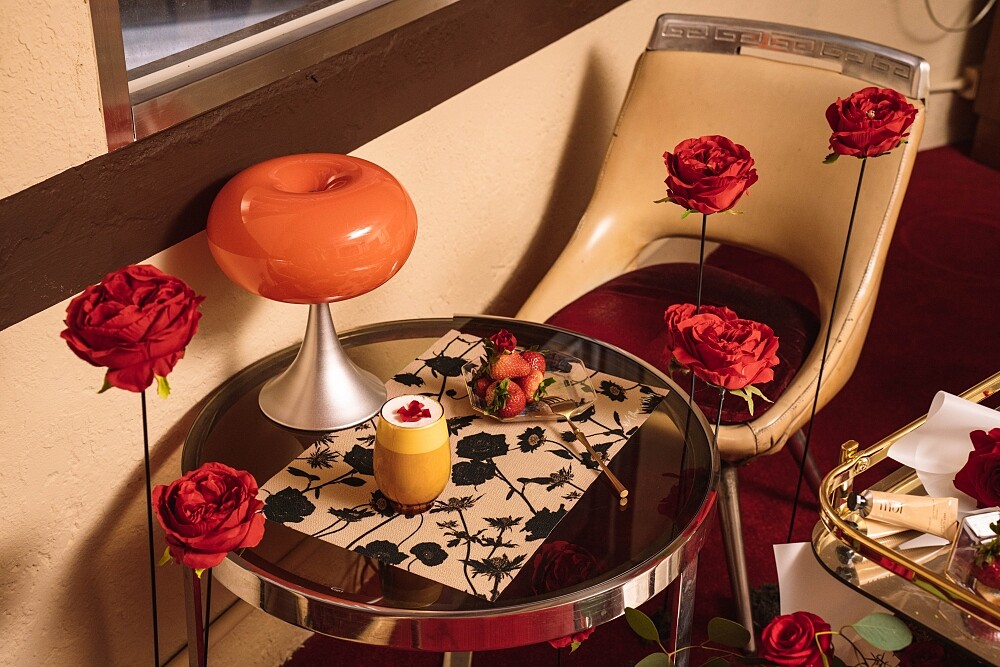 復古時髦茶店Ling Day Sofa推出七夕限定「玫瑰鹽奶霜Day」飲品。