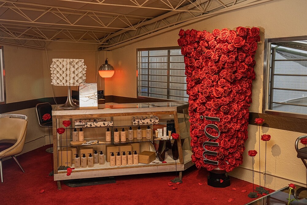 LingDay Sofa七夕限定期間的玫瑰花裝置藝術。