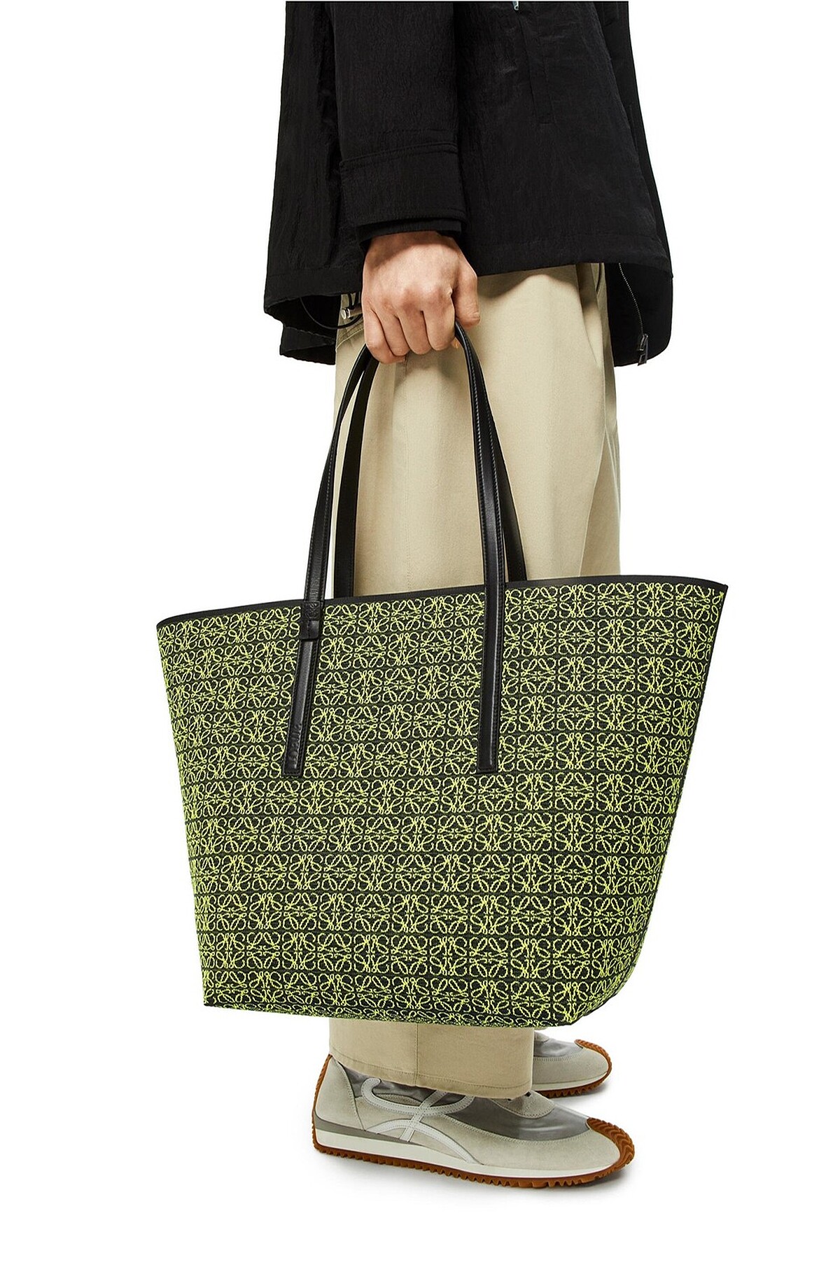 Loewe Anagram緹花小牛皮手提包，NT 58,000