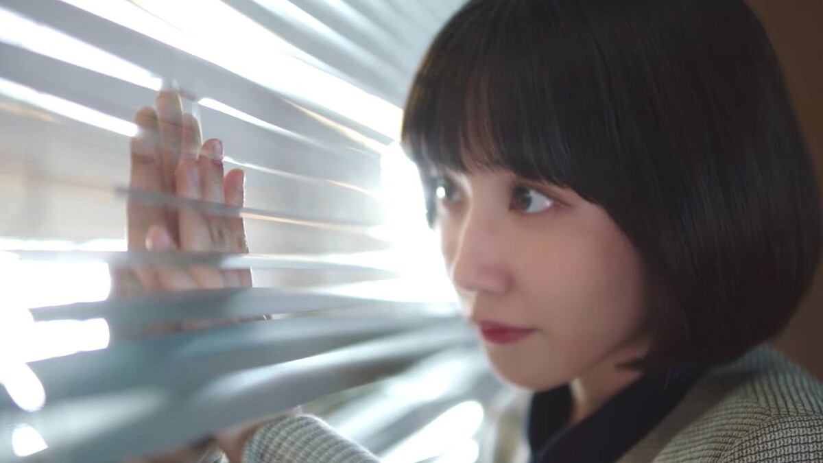 濬浩與英禑隔著玻璃手貼手