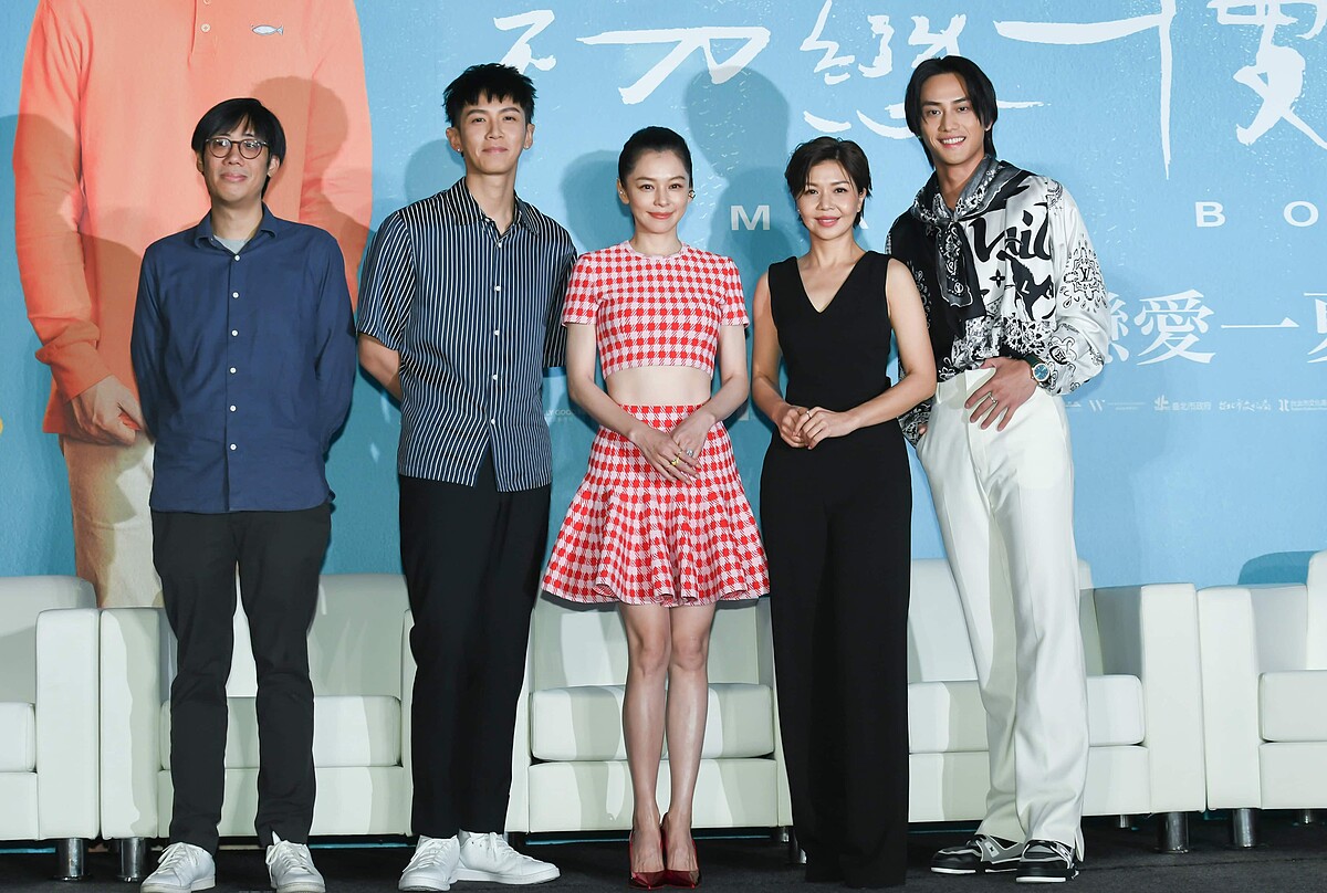 電影《初戀慢半拍》記者會，左起導演陳駿霖、柯震東、徐若瑄、于子育、范少勳